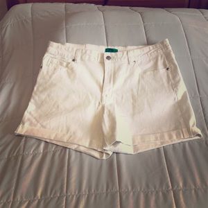 Dip denim white cuffed shorts.